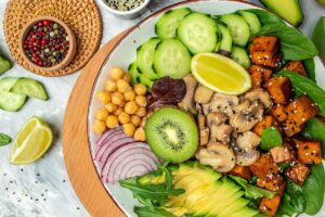 Salată cu tofu rumenit, legume și fructe