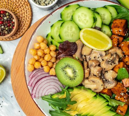 Salată cu tofu rumenit, legume și fructe