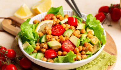 Salată de năut cu avocado și roșii cherry