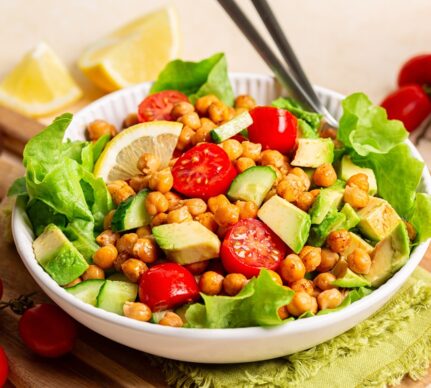 Salată de năut cu avocado și roșii cherry