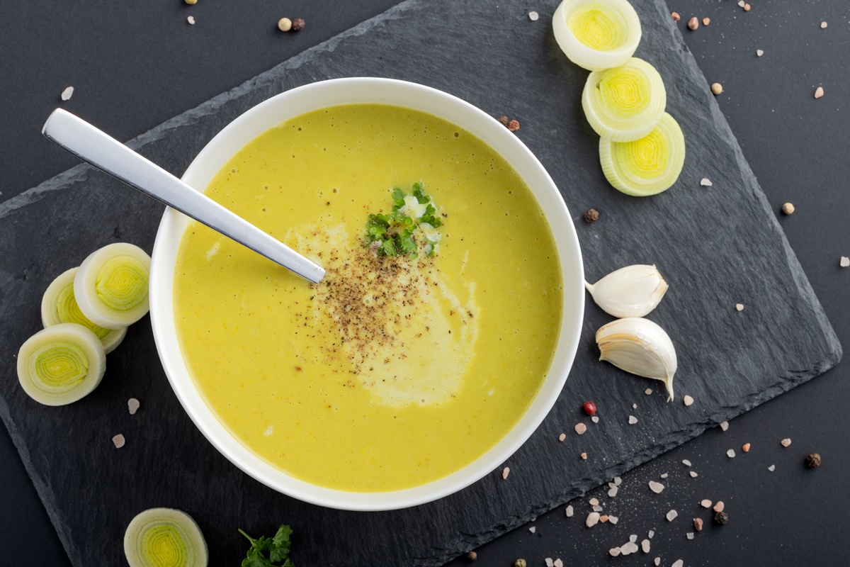 Supă cremă de praz cu usturoi în bol cu lingură
