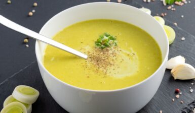 Supă cremă de praz cu usturoi în bol cu lingură
