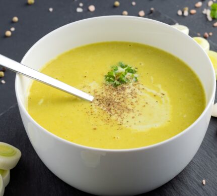 Supă cremă de praz cu usturoi în bol cu lingură