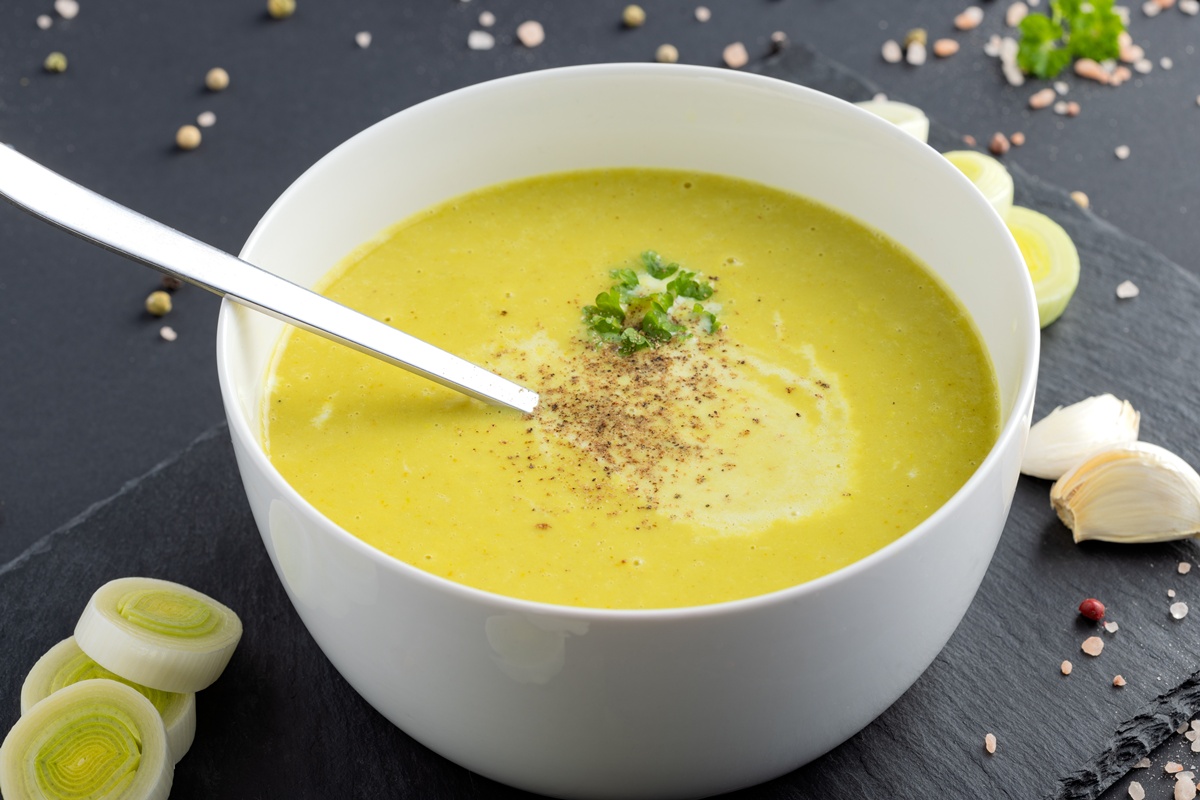 Supă cremă de praz cu usturoi în bol cu lingură
