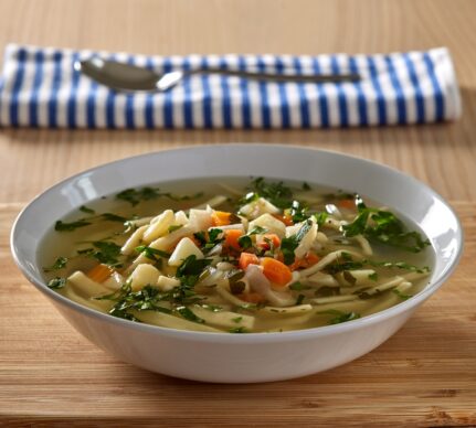 Supă de legume cu tăiței de casă