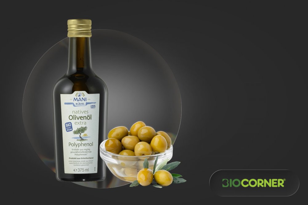 O sticlă cu ulei de măsline alături de un bol cu măsline verzi