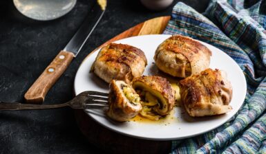 Ciuperci învelite în bacon, umplute cu brânză și usturoi