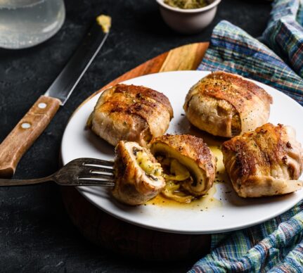 Ciuperci învelite în bacon, umplute cu brânză și usturoi