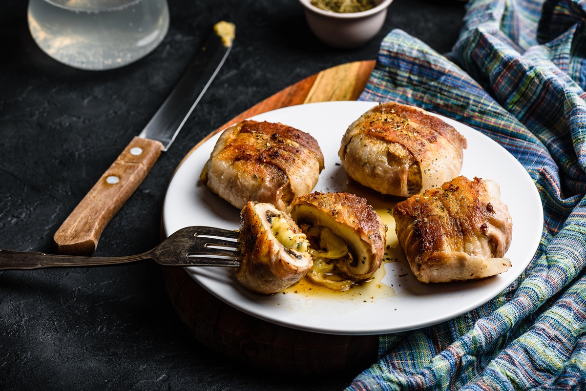 Ciuperci învelite în bacon, umplute cu brânză și usturoi