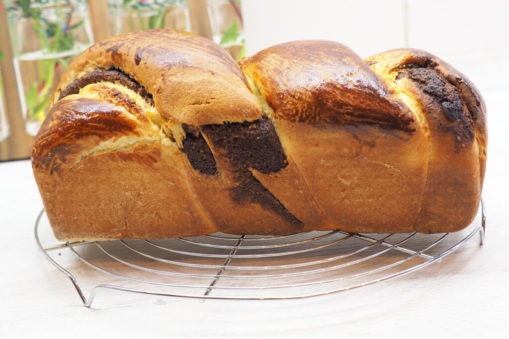 Cozonac cu halva și nuci pe un grătar