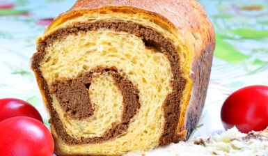 Cozonac cu halva și nuci secționat și ouă roșii