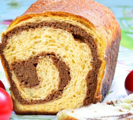 Cozonac cu halva și nuci secționat și ouă roșii