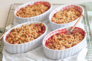 Crumble cu rubarbă și vanilie în patru boluri