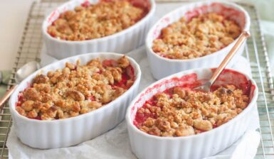 Crumble cu rubarbă și vanilie în patru boluri