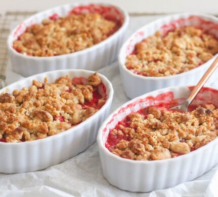 Crumble cu rubarbă și vanilie în patru boluri