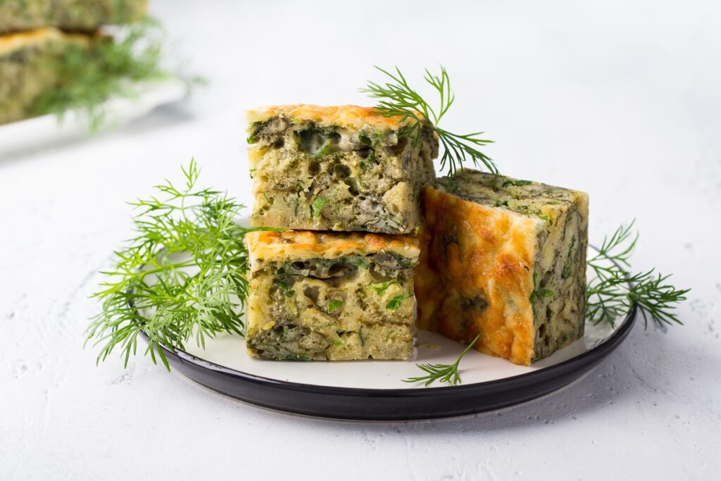 Cuburi aperitiv cu ciuperci și verdeață