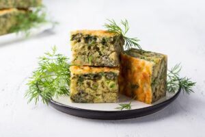 Cuburi aperitiv cu ciuperci și verdeață