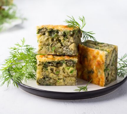 Cuburi aperitiv cu ciuperci și verdeață