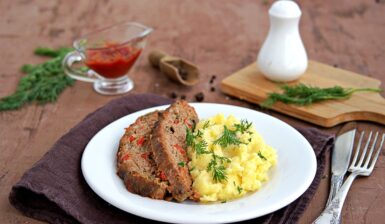 Două porții de ruladă de carne tocată cu ciuperci și piure cremos