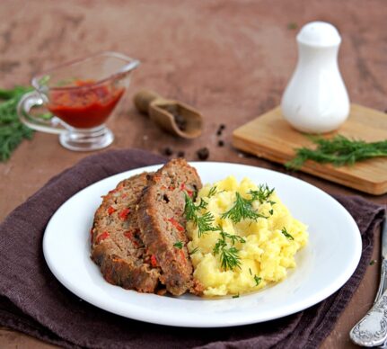 Ruladă de carne tocată cu ciuperci și piure cremos