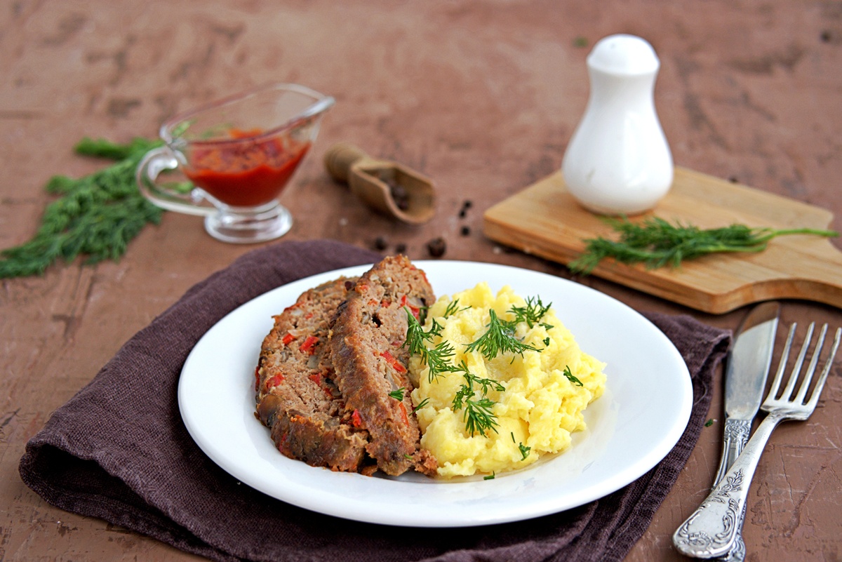 Două porții de ruladă de carne tocată cu ciuperci și piure cremos