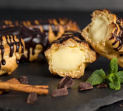 Eclere cu cremă de vanilie și glazură de ciocolată