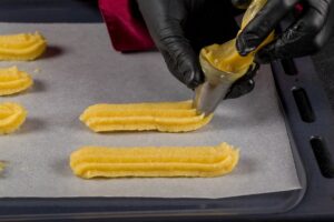 Formarea cojilor de eclere în tavă