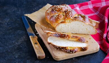 Pâine împletită, feliată pe un tocător