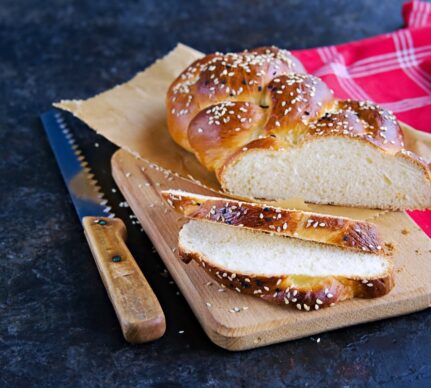 Pâine împletită, feliată pe un tocător