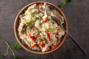 Pilaf cu pui și legume în bol cu linhură