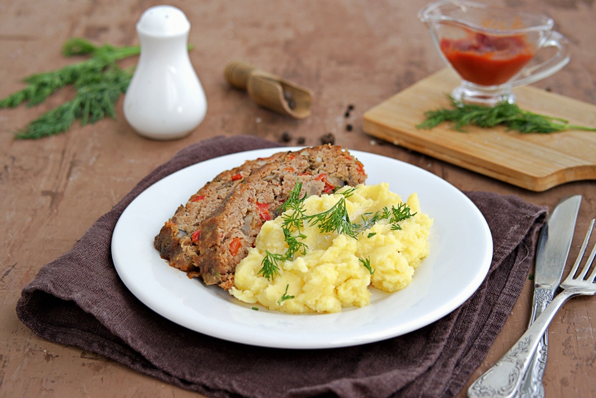 Două porții de ruladă de carne tocată cu ciuperci și piure cremos