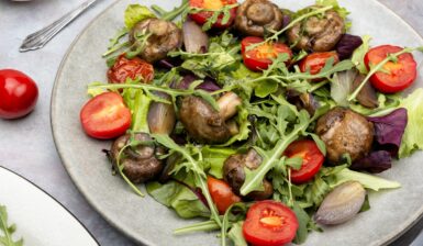 Salată caldă de ciuperci cu frunze verzi și roșii