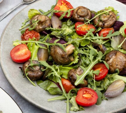 Salată caldă de ciuperci cu frunze verzi și roșii
