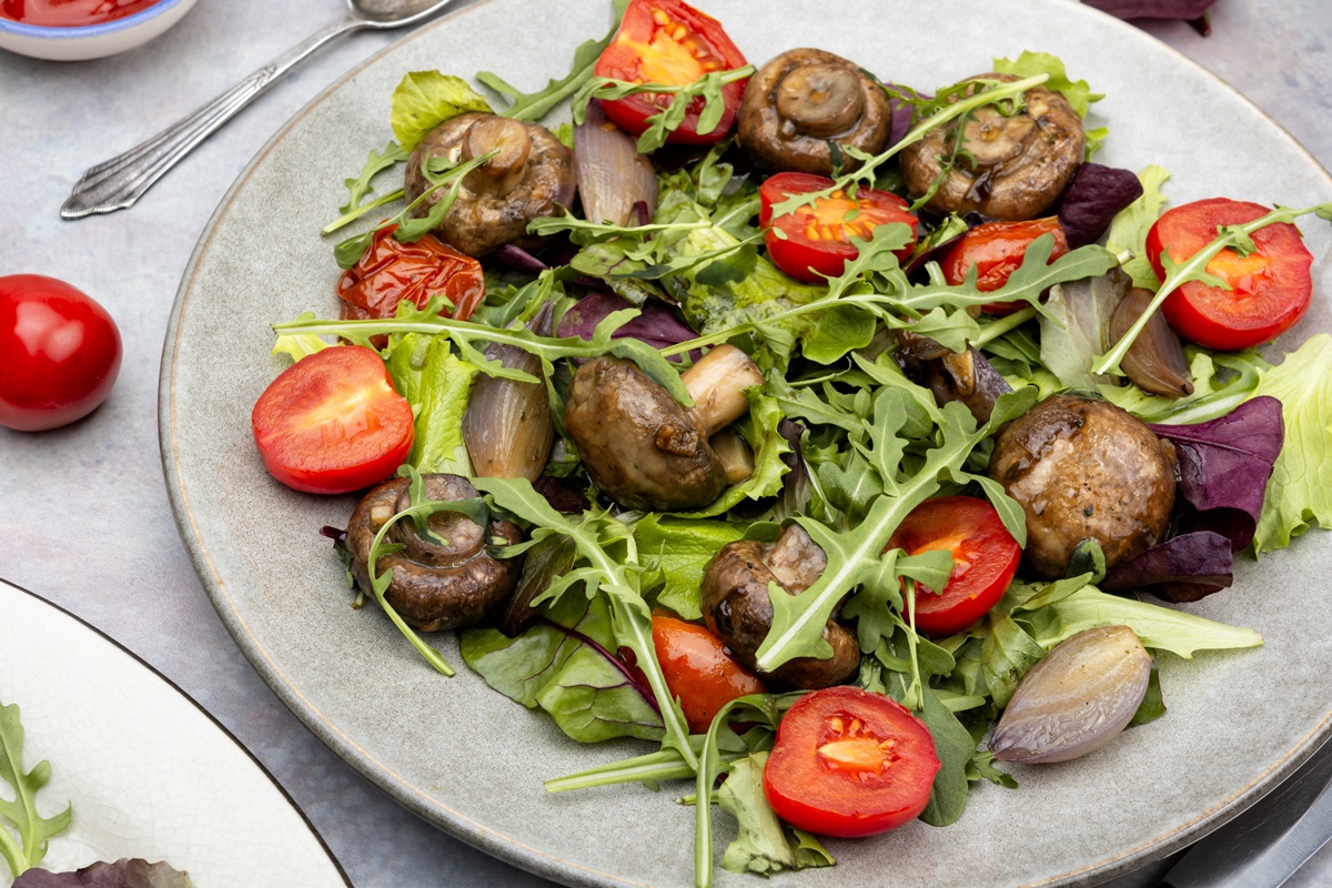 Salată caldă de ciuperci cu frunze verzi și roșii