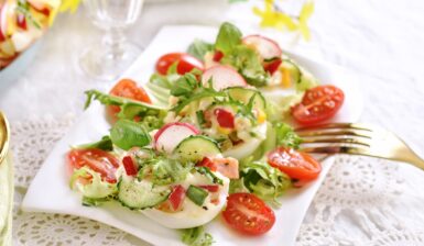 Salată cu ouă umplute și legume crocante pw un platou alb cu furculiță