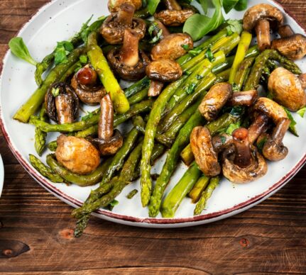 Sparanghel cu ciuperci la tigaie