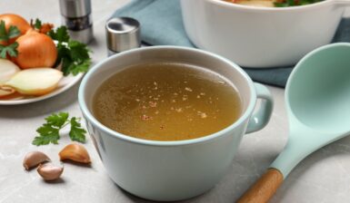 Supă concentrată de legume în bol, alături