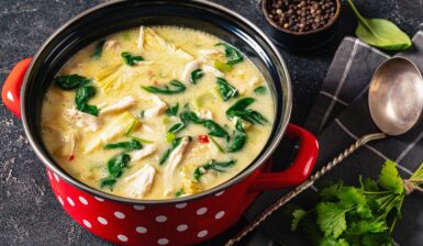 Supă cremoasă de pui cu spanac în cratiță cu polonic