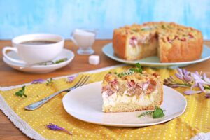 Tartă cu brânză și rubarbă, acoperită cu crumble porționată