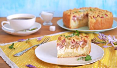 Tartă cu brânză și rubarbă, acoperită cu crumble porționată