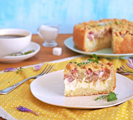 Tartă cu brânză și rubarbă, acoperită cu crumble