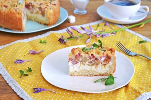 Porție de tartă cu brânză și rubarbă, acoperită cu crumble