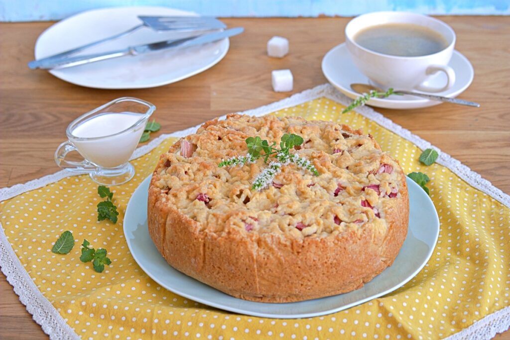 Tartă cu brânză și rubarbă, acoperită cu crumble
