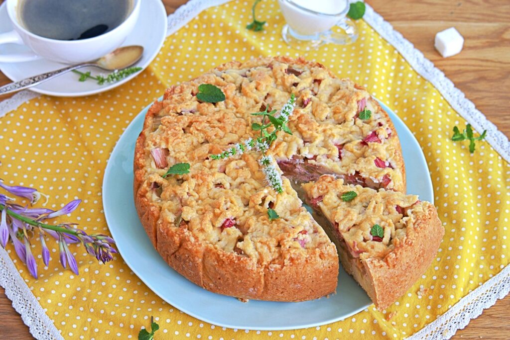Tartă cu rubarbă, acoperită cu crumble, porționată