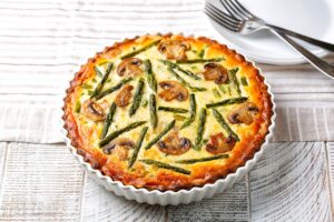 Tartă cu sparanghel și ciuperci în tava de copt