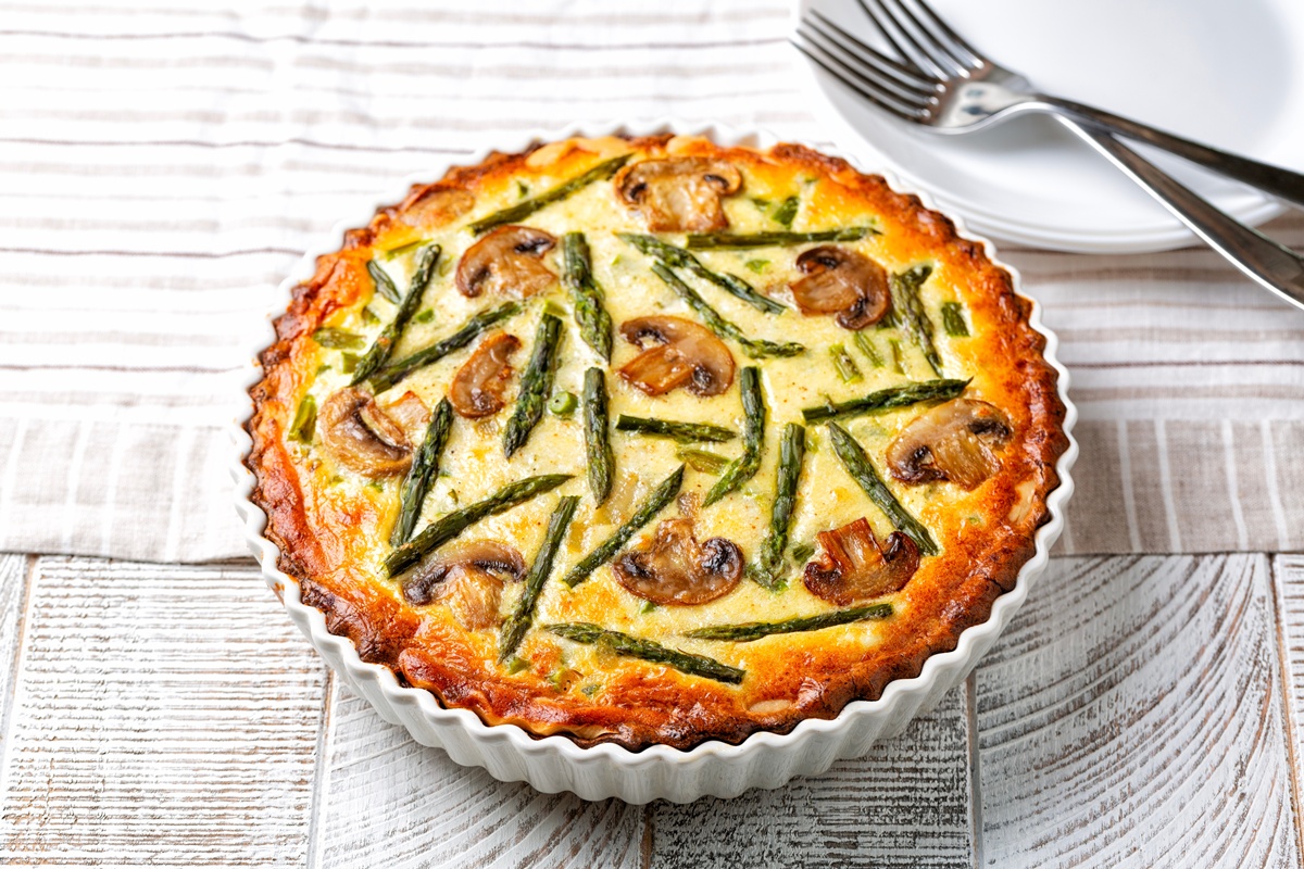 Tartă cu sparanghel și ciuperci în tava de copt