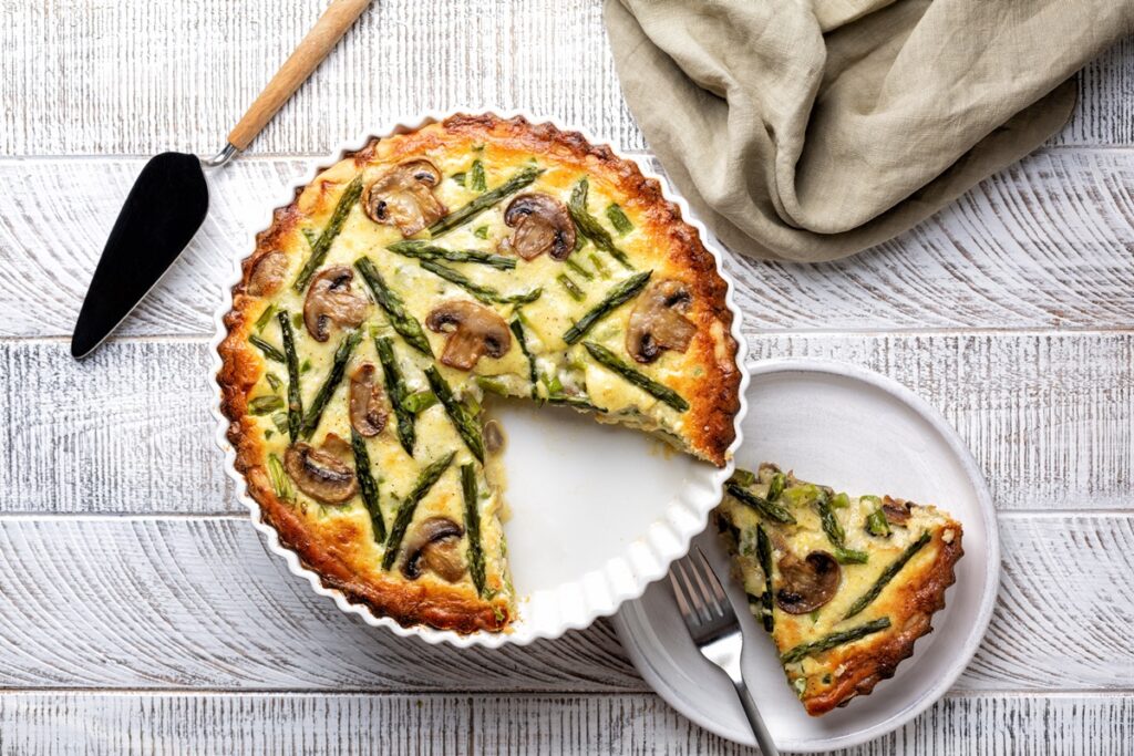 Tartă cu sparanghel și ciuperci porționată