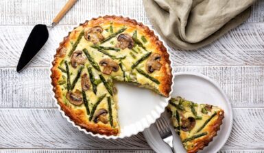 Tartă cu sparanghel și ciuperci porționată