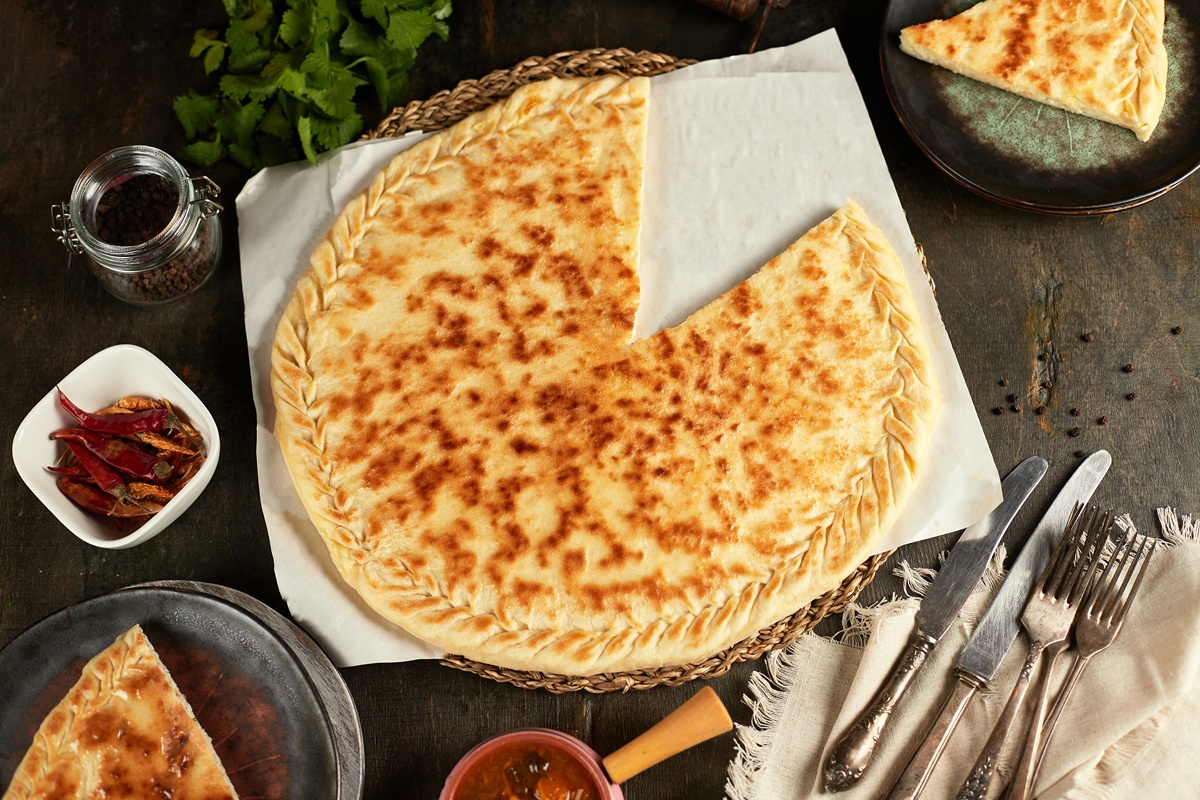 Turtă la tigaie cu brânză în aluat