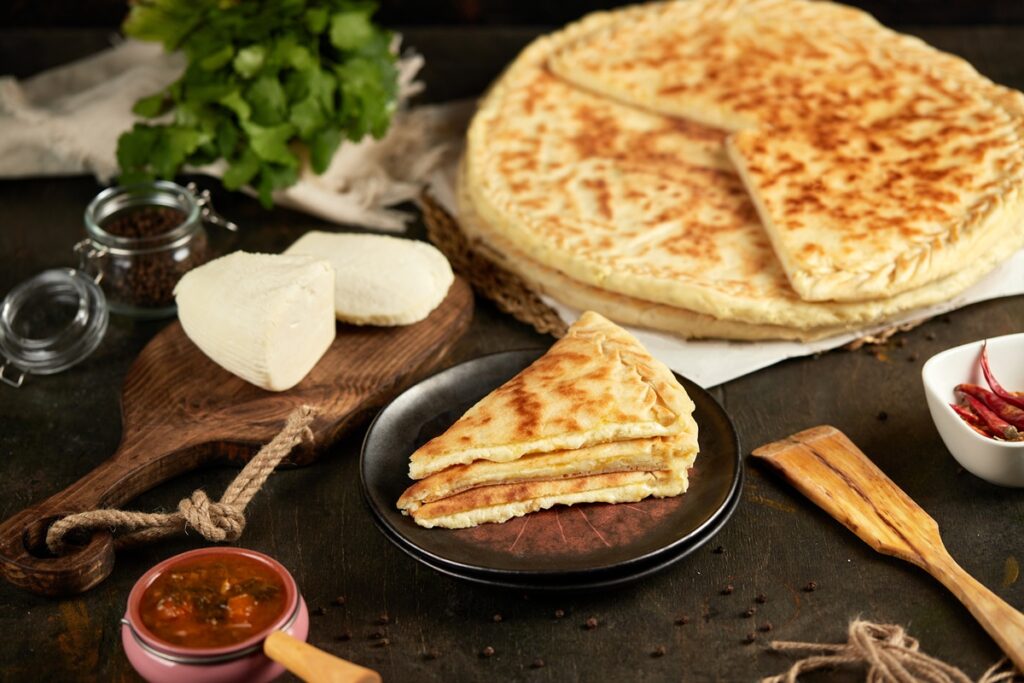 Turte la tigaie cu brânză în aluat, porționate